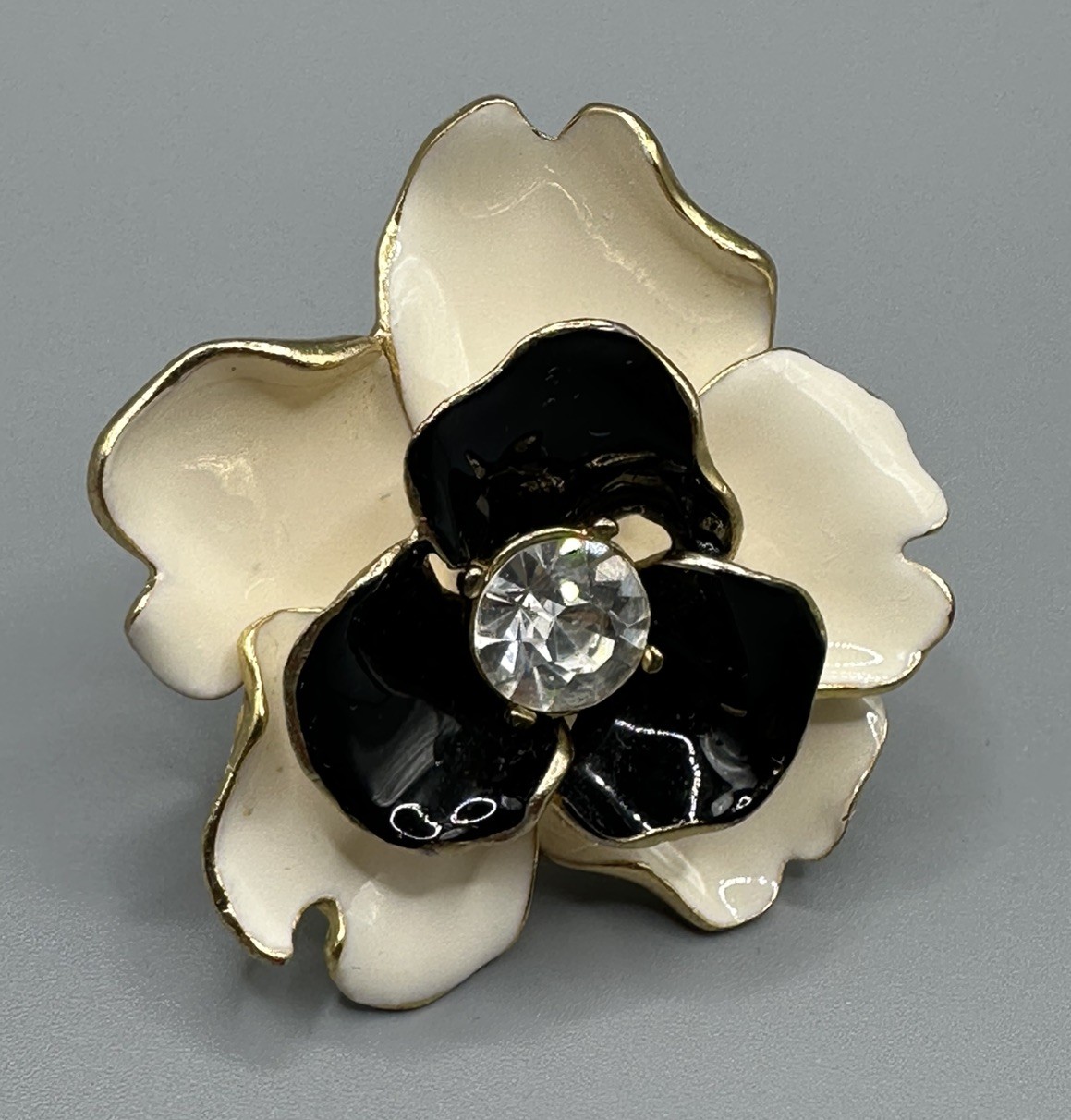 KJL Kenneth Jay Lane Black & Cream Camellia Floral Statement Cocktail Ring Vtg