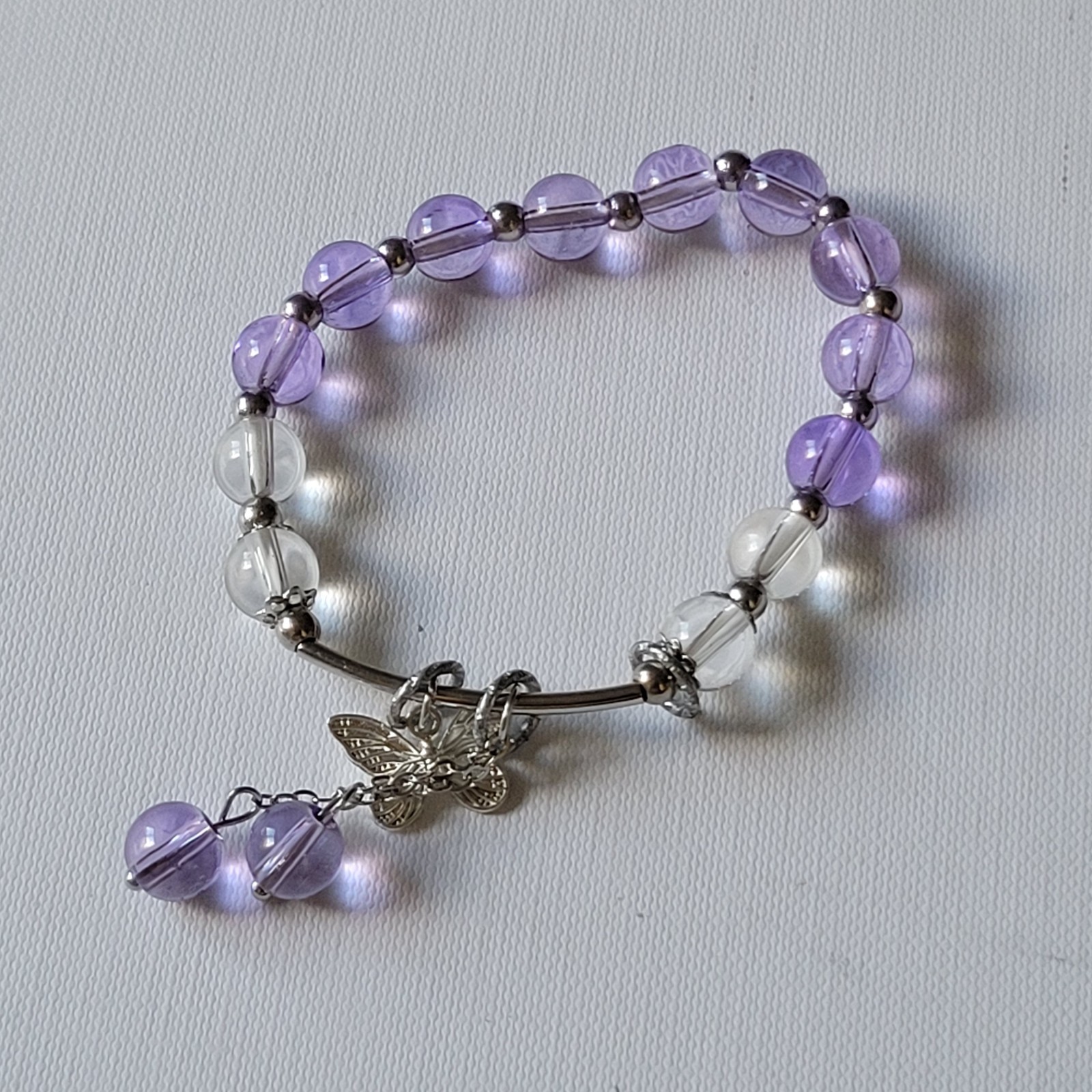 Pulsera con cuenta con accesorio de mariposa