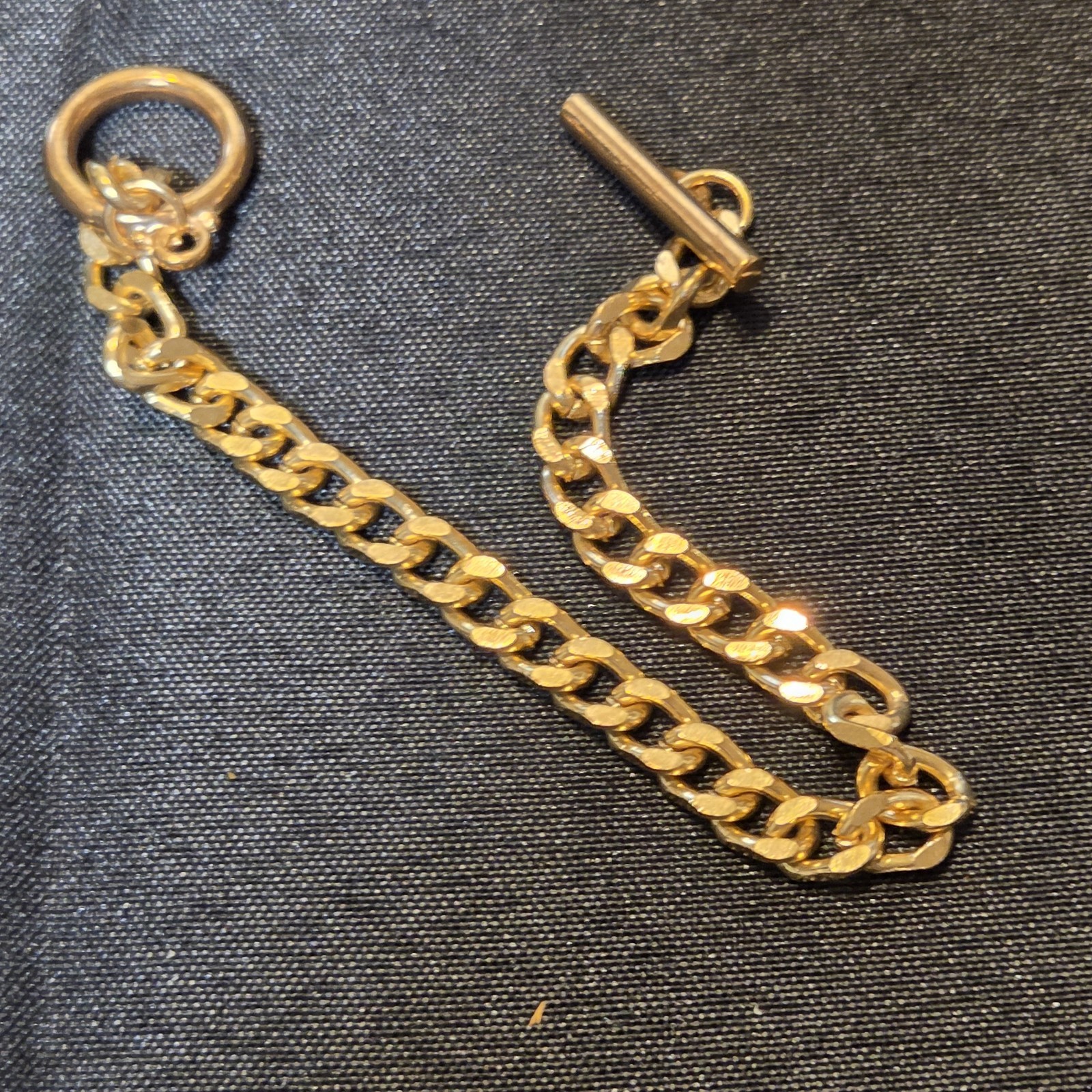 Elegant Gold-tone Curb Chain Bracelet With Classic Toggle Clasp.