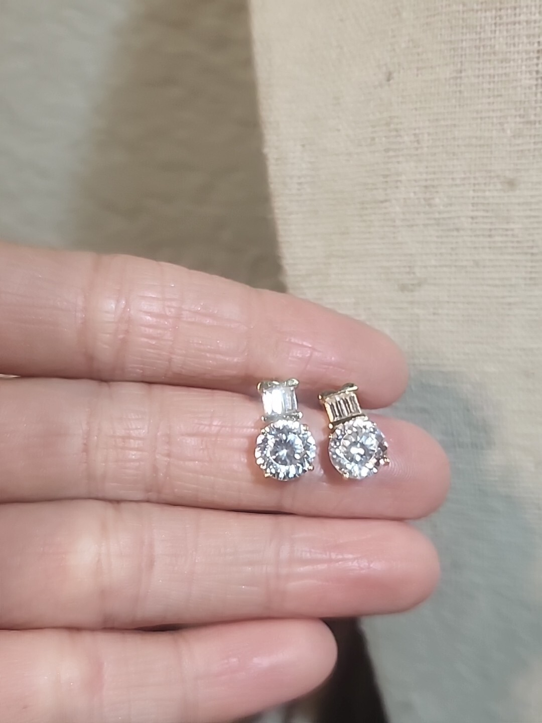 10k yellow Solid gold cubic zirconia Earrings 3.5g Strong And Well Made.