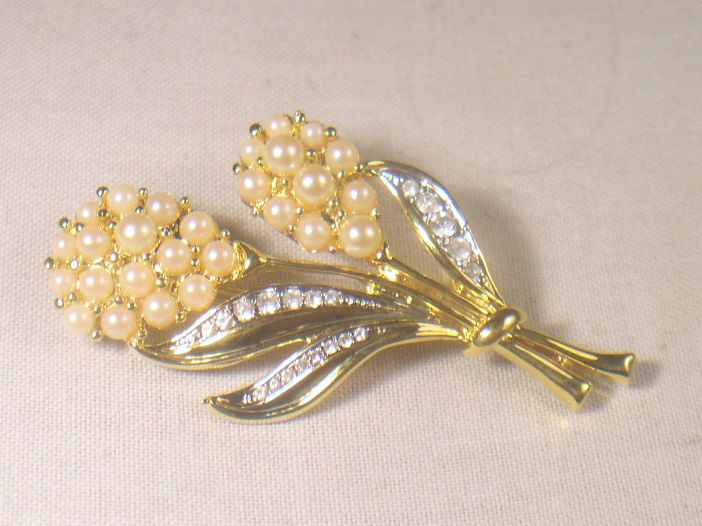 4…Pc’s .LOT. WHOLESALE BROOCHES SIGNED FRESHWATER PEARLS CRYSTALS VINTAGE 640