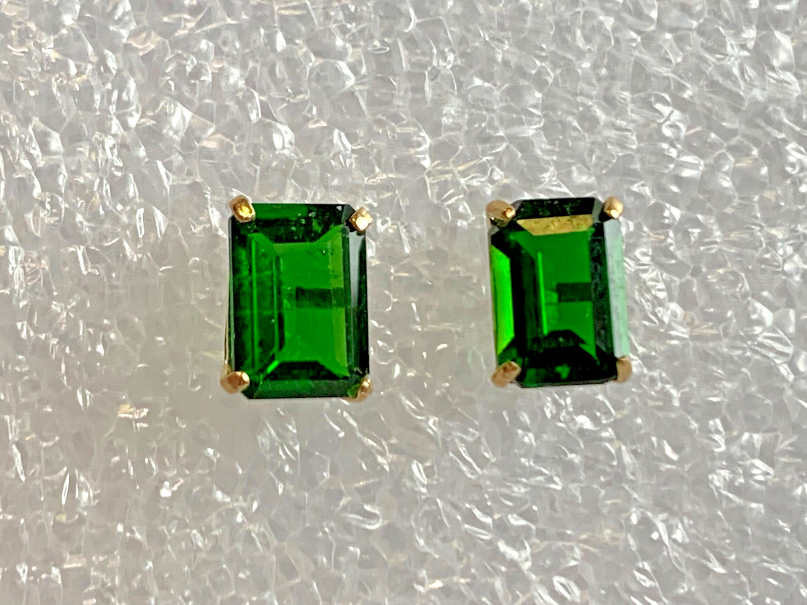 10K Yellow Gold Earrings .68g Fine Jewelry Baguette Emerald Look Studs *READ*