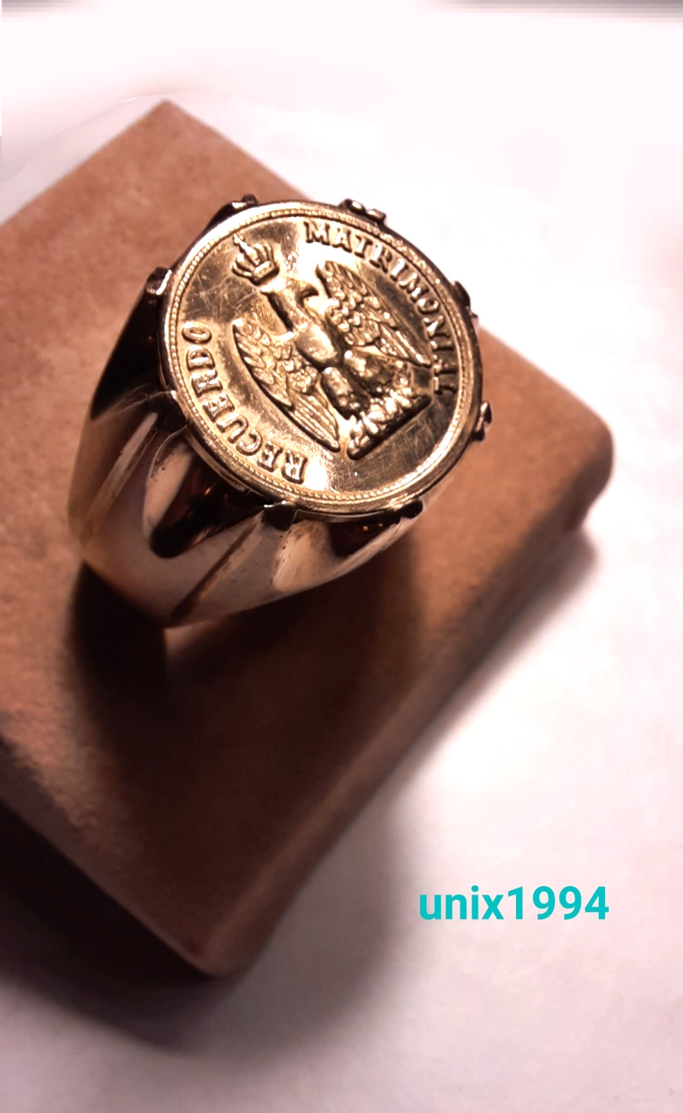 Vintage Recuerdo Token- Ring Medallion Ring Gold Tone size 10-10.5