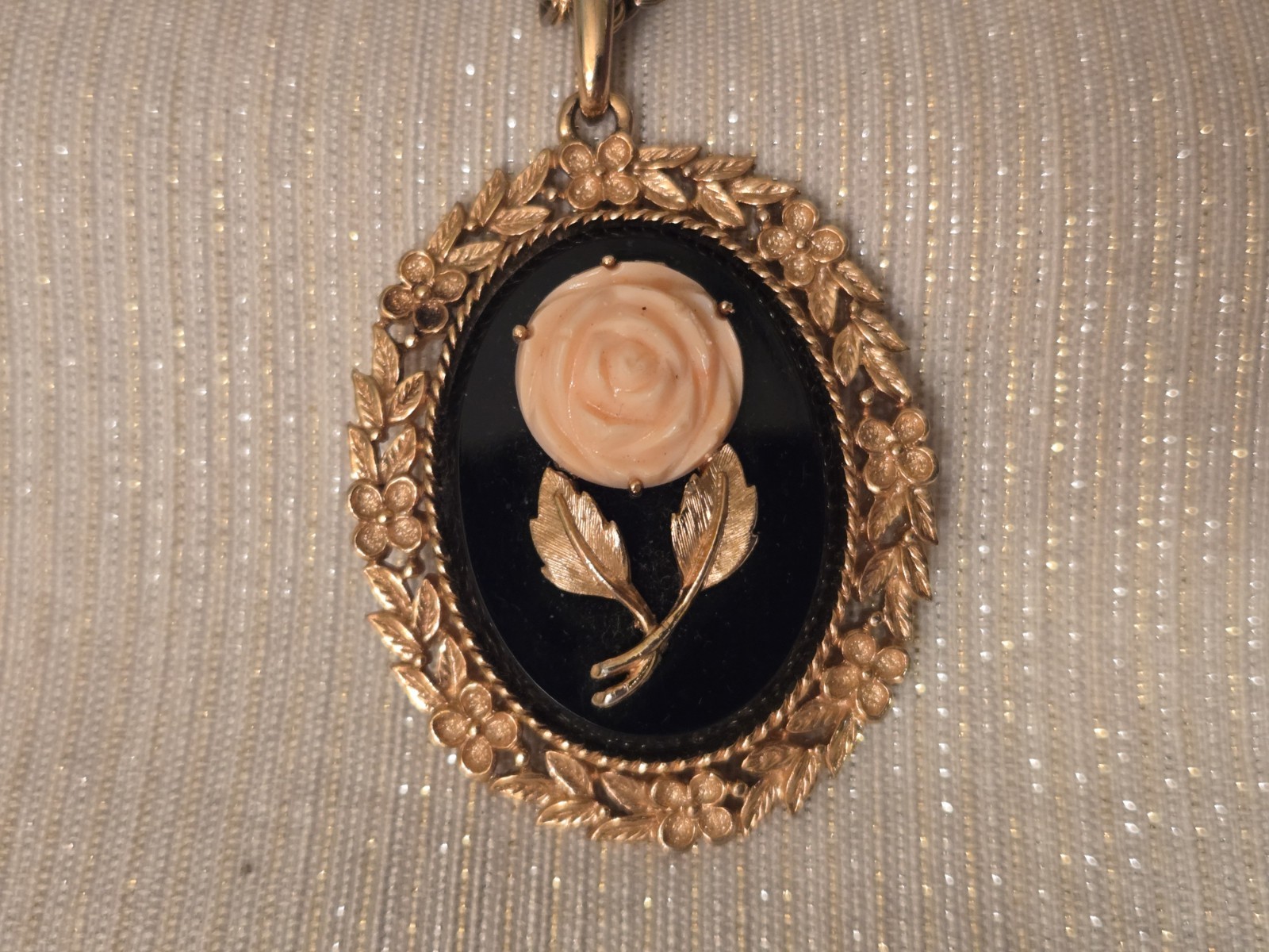 Vintage 1973 Avon “Serena Rose” mirror pendant necklace