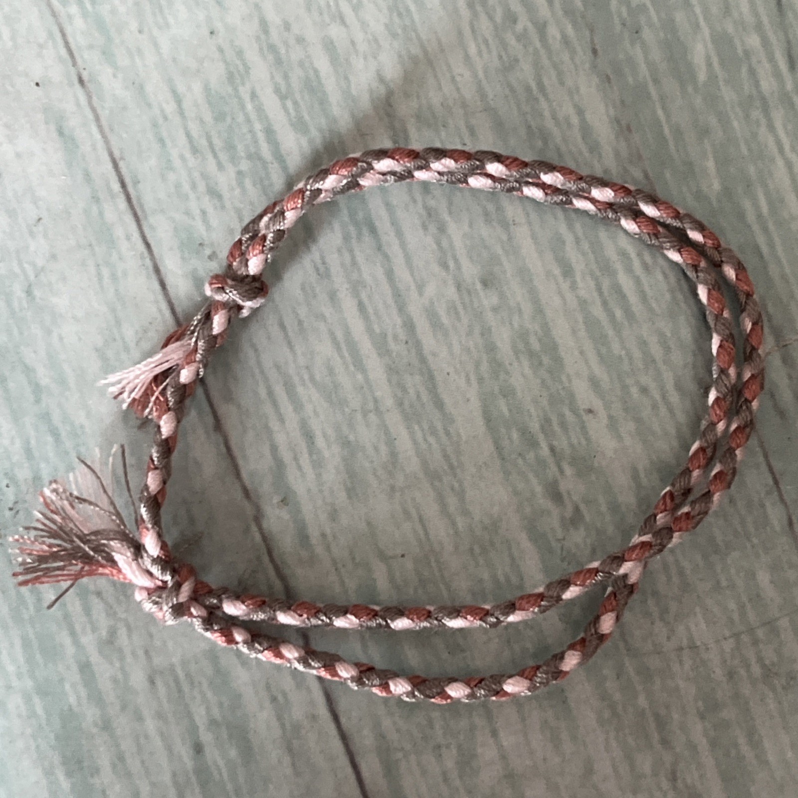 NEW BOHO BRAIDED THREAD FRIENDSHIP BRACELET ADJUSTABLE GRAY ROSE WHITE NIP