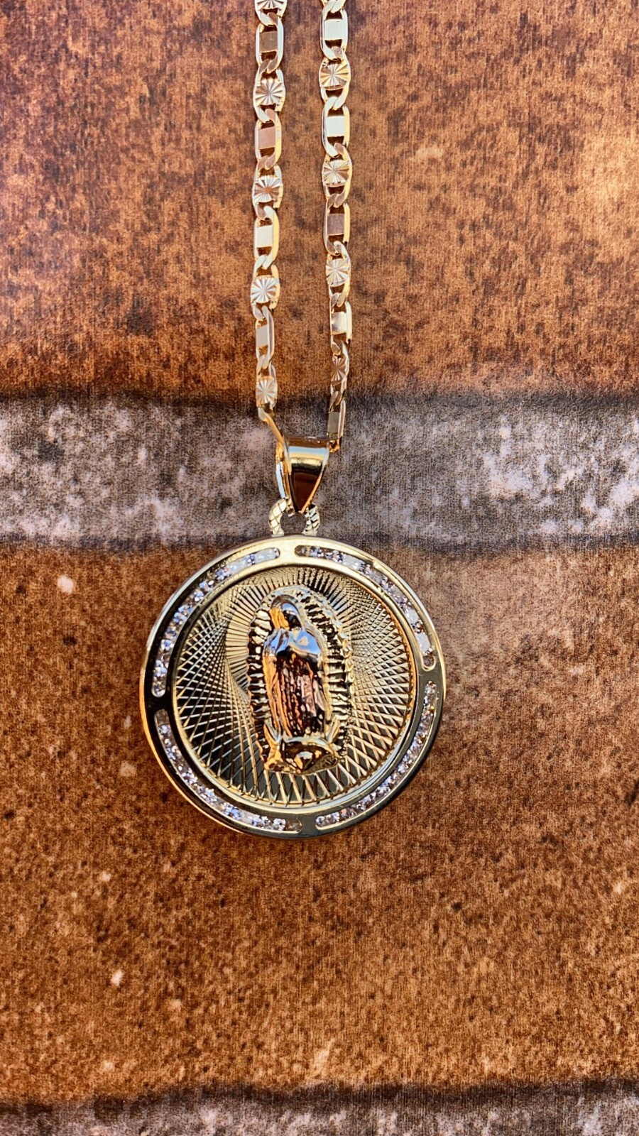 Cadena y Medalla De La Virgen de Guadalupe Tres Oros 28x25mm Guadalupe Necklace