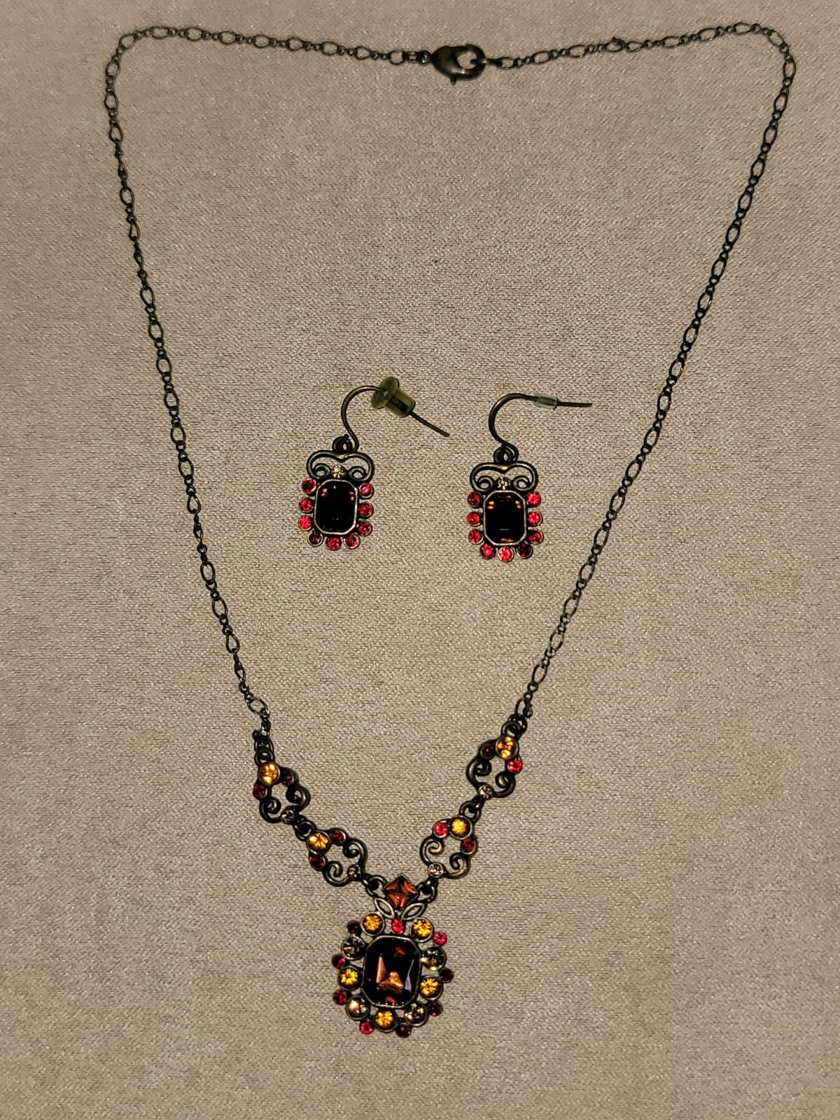 Avon 2007 Heirloom Topaz Color Pendant Necklace Gift Set