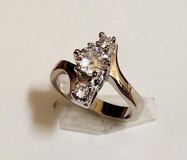 New Lady’s Women’s Girl’s Rhodium Plated 3 Clear Round CZ’s Fashion Ring Size 7