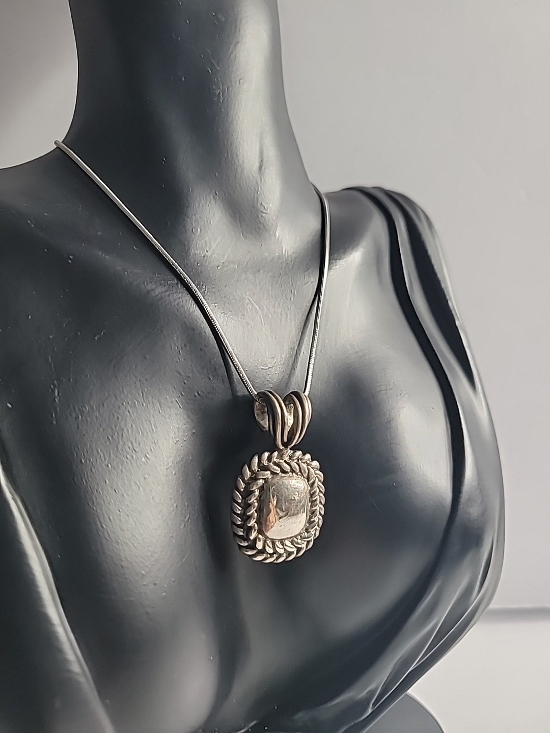 925 Sterling Silver Rope Border Pendant Necklace Vintage Snake Chain Oval Pendan