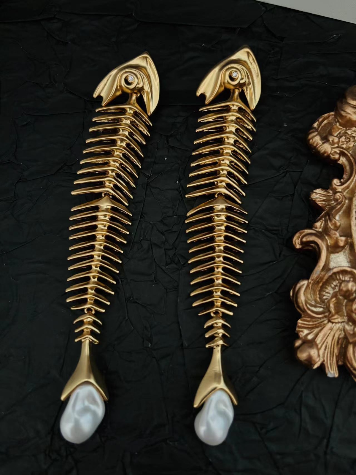 New fish bone with baroque pearl shoulder earrings
