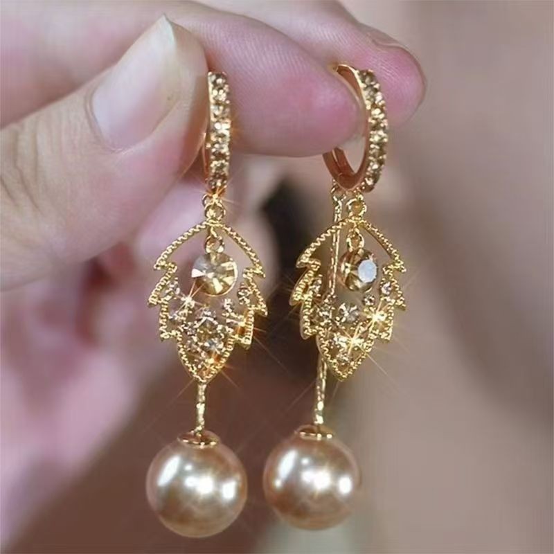 Light luxury high-end color full leaf pearl earrings with ear clasp design