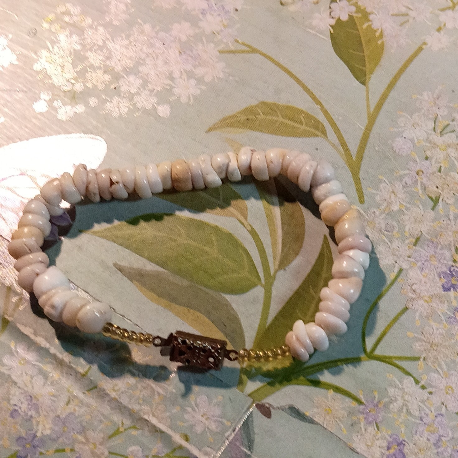 White Shell Chip Beaded Bracelet Ball/Bead Chain Gold Tone Box Clasp