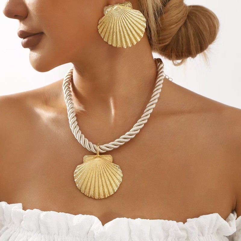 Women’se Fashion Fan Shell Pendant Necklace Ear Studs Set Thick Rope Chain