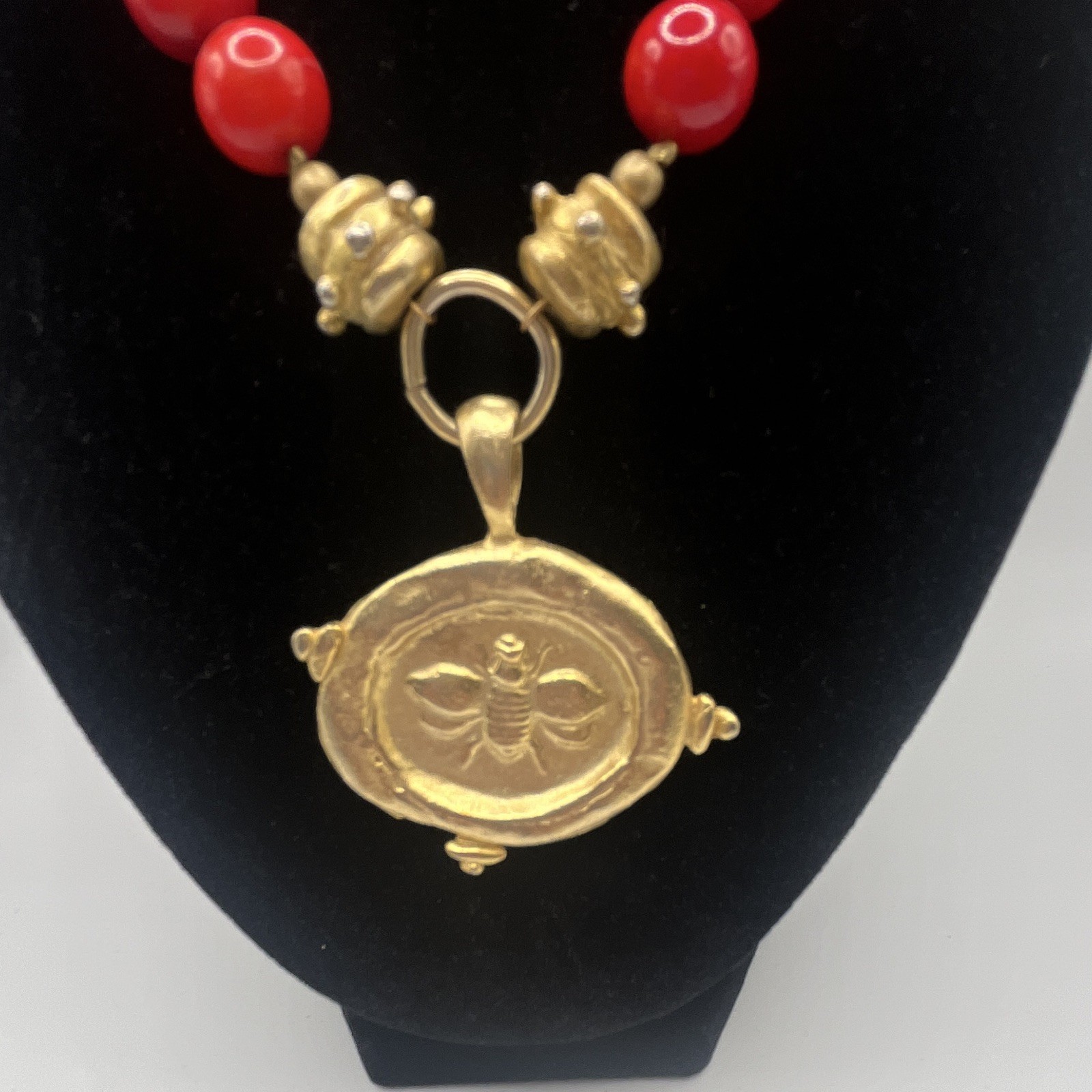 Susan Shaw Bee Medallion Red Glass Bead Necklace Gold Tone Statement 16-21”