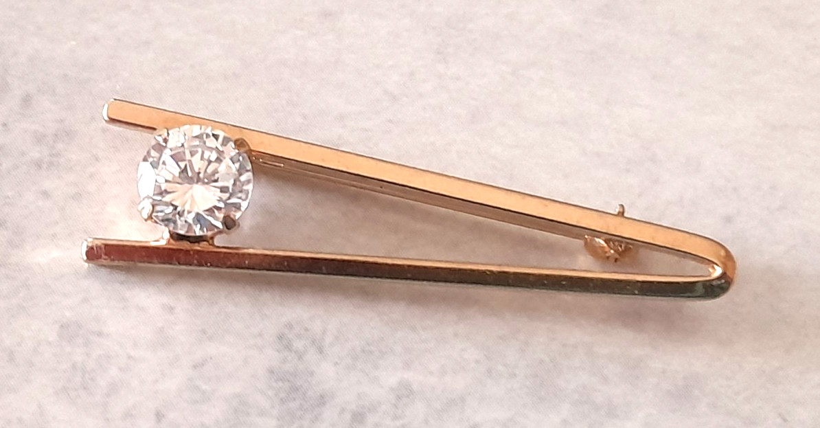 VTG Brilliant Cut Queen Anne Cubic Zirconia Bright Gold Tone 1.25″ Pin Brooch