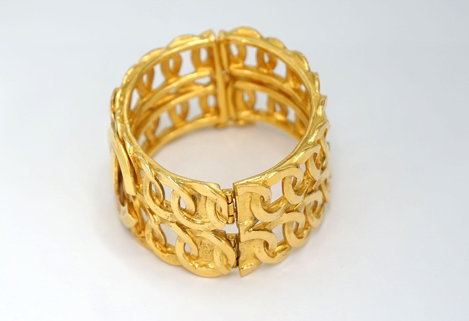 CHANEL CC Logo Cuff Bangle Bracelet 7″ Gold Tone 96P Auth w/Box #785-237