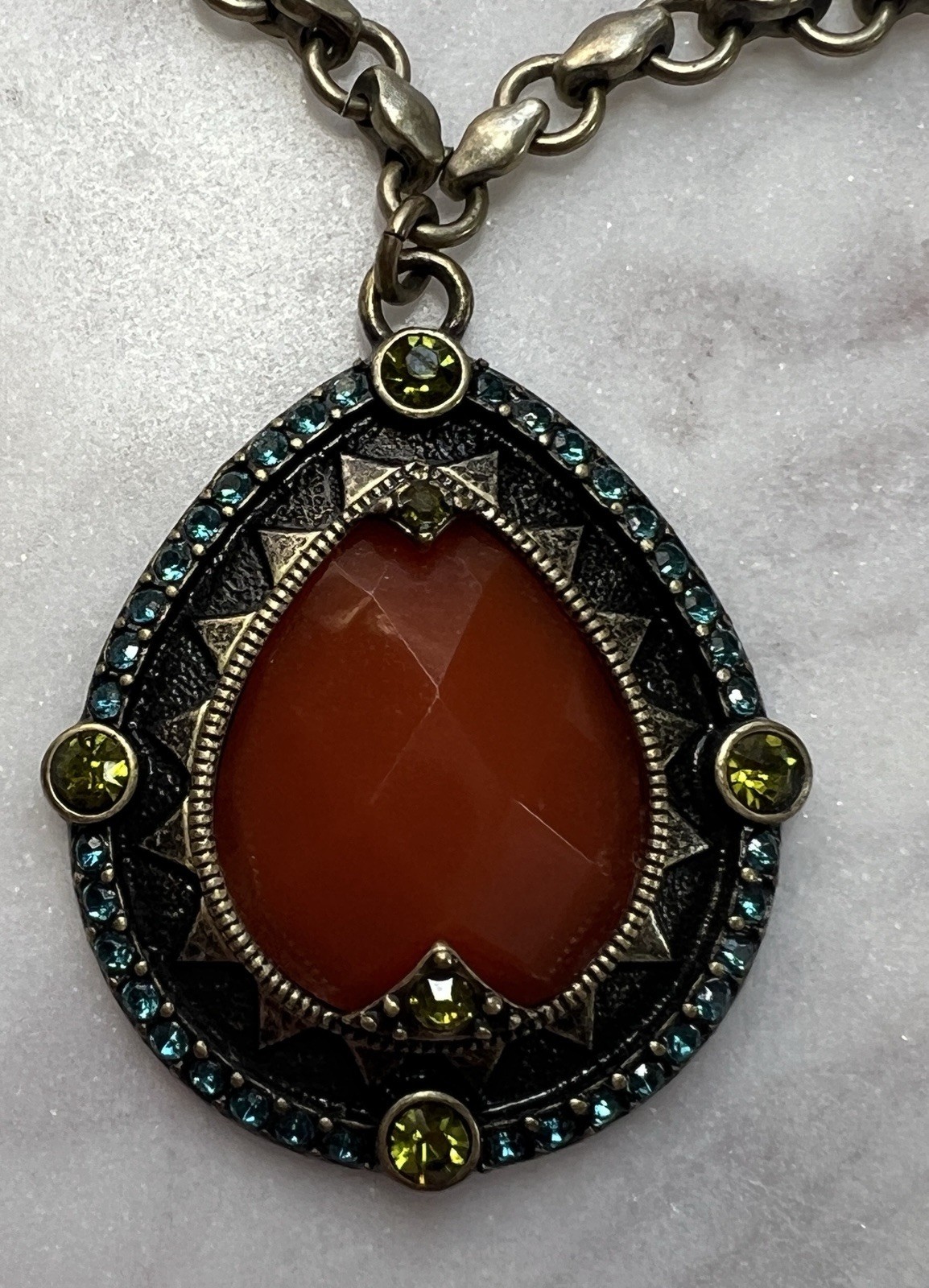 Jessica Simpson Peachy/Orange /Coral Lucite Pendant Bronze Tone Necklace 18”
