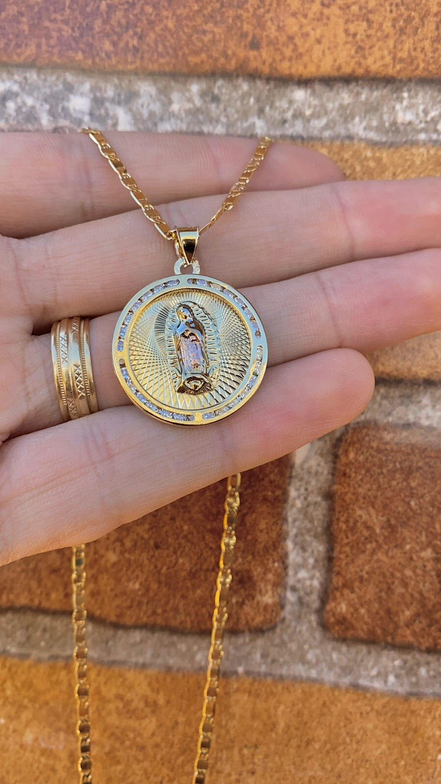Cadena y Medalla De La Virgen de Guadalupe Tres Oros 28x25mm Guadalupe Necklace