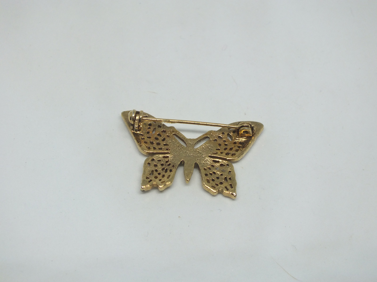 Beautiful Brooch Pin Butterfly Gold Tone Filigree 1 3/8 x 3/4″ NICE