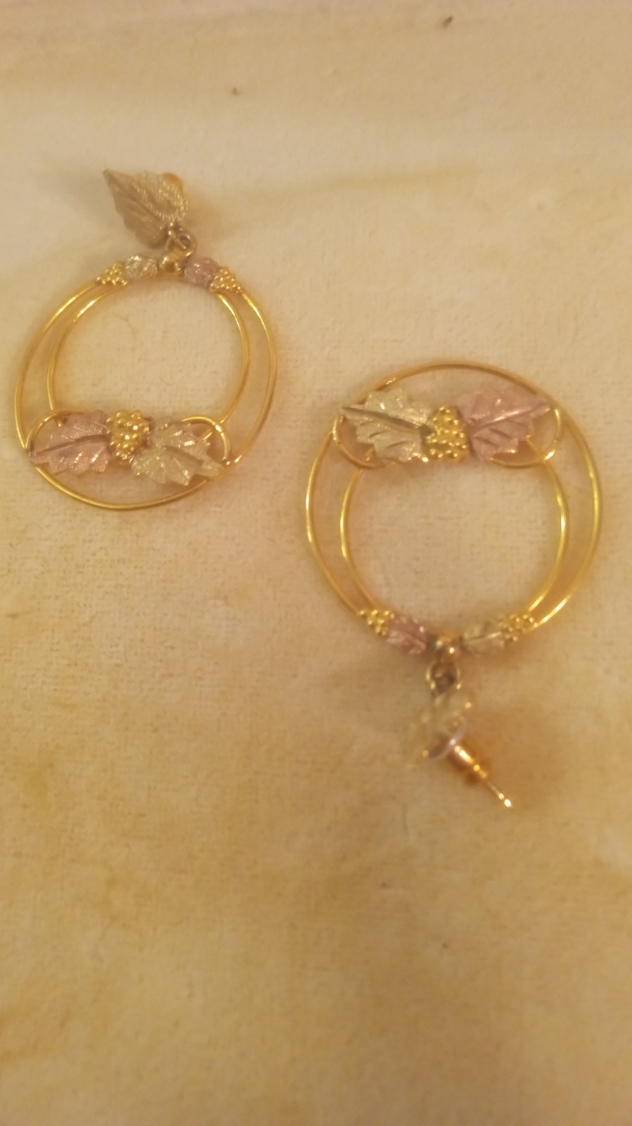 Beautiful 22k Black Hills Gold Ornate Earrings Like New
