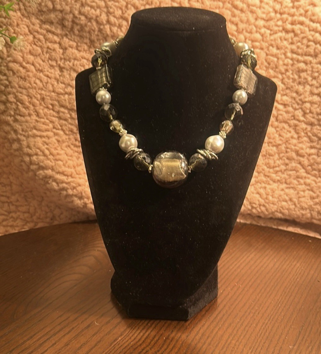 Heavy black, gray, & silver tone chunky beaded necklace: lobster closure w/ ext