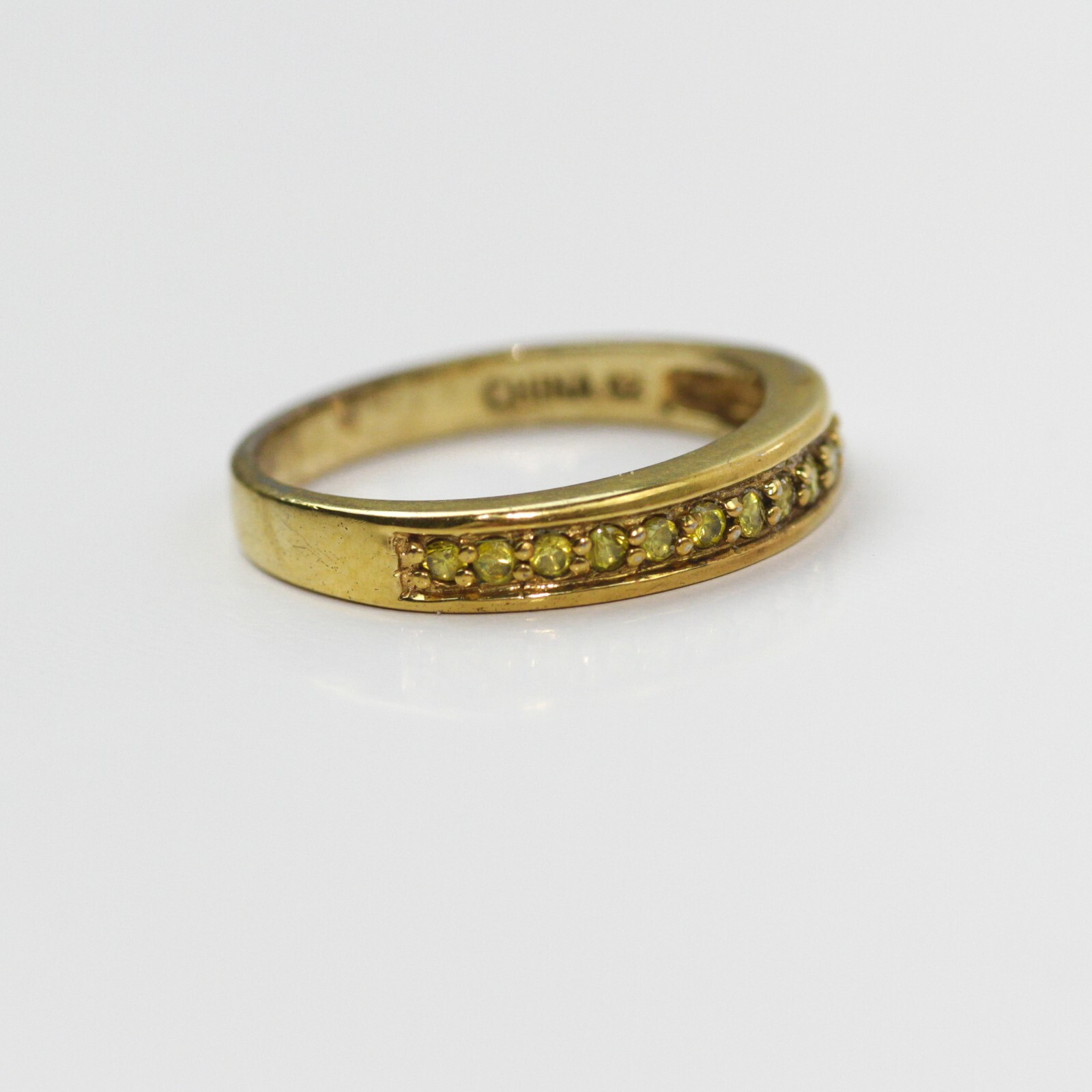 ADORABLE STERLING SILVER GOLD TONE BAND WITH GREEN GEMSTONES SIZE 6.75