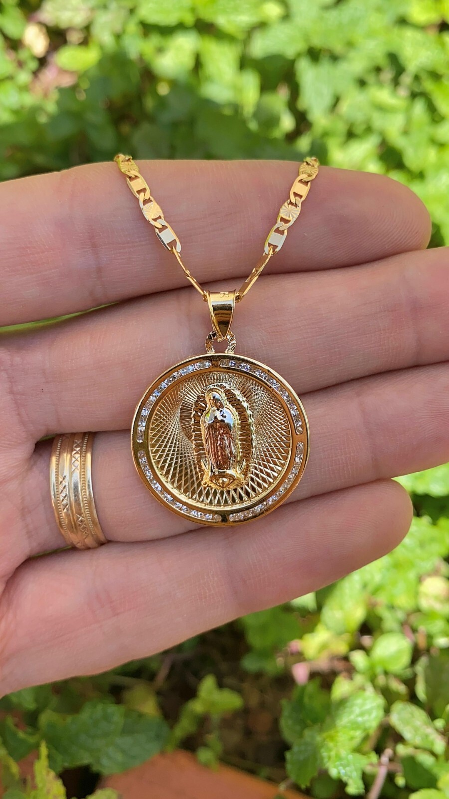 Cadena y Medalla De La Virgen de Guadalupe Tres Oros 28x25mm Guadalupe Necklace