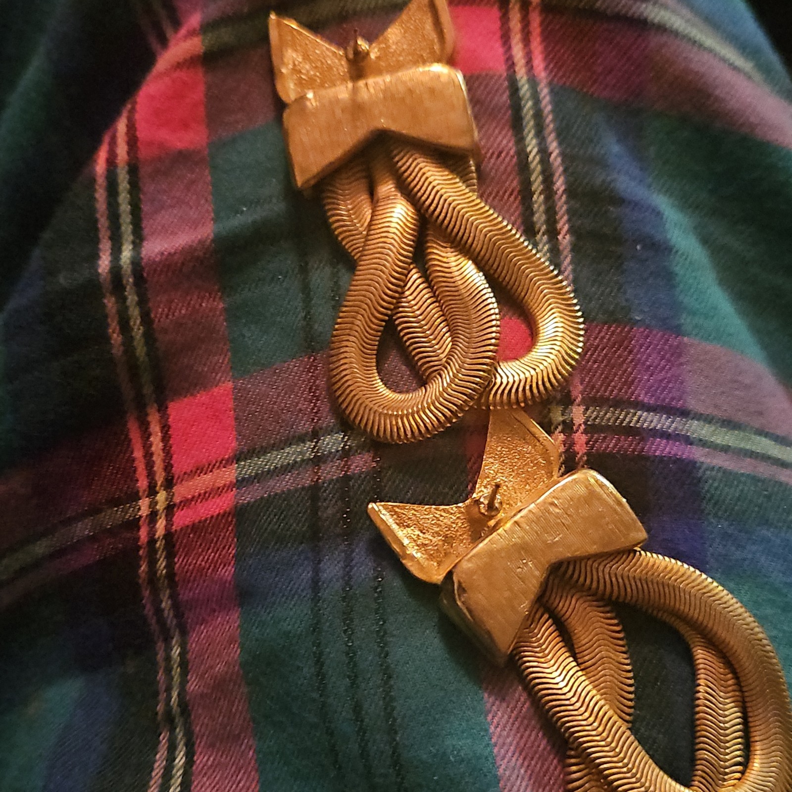 Vintage Lisner gold-tone dangle clip-on earrings from the 1980s.Style: Statement