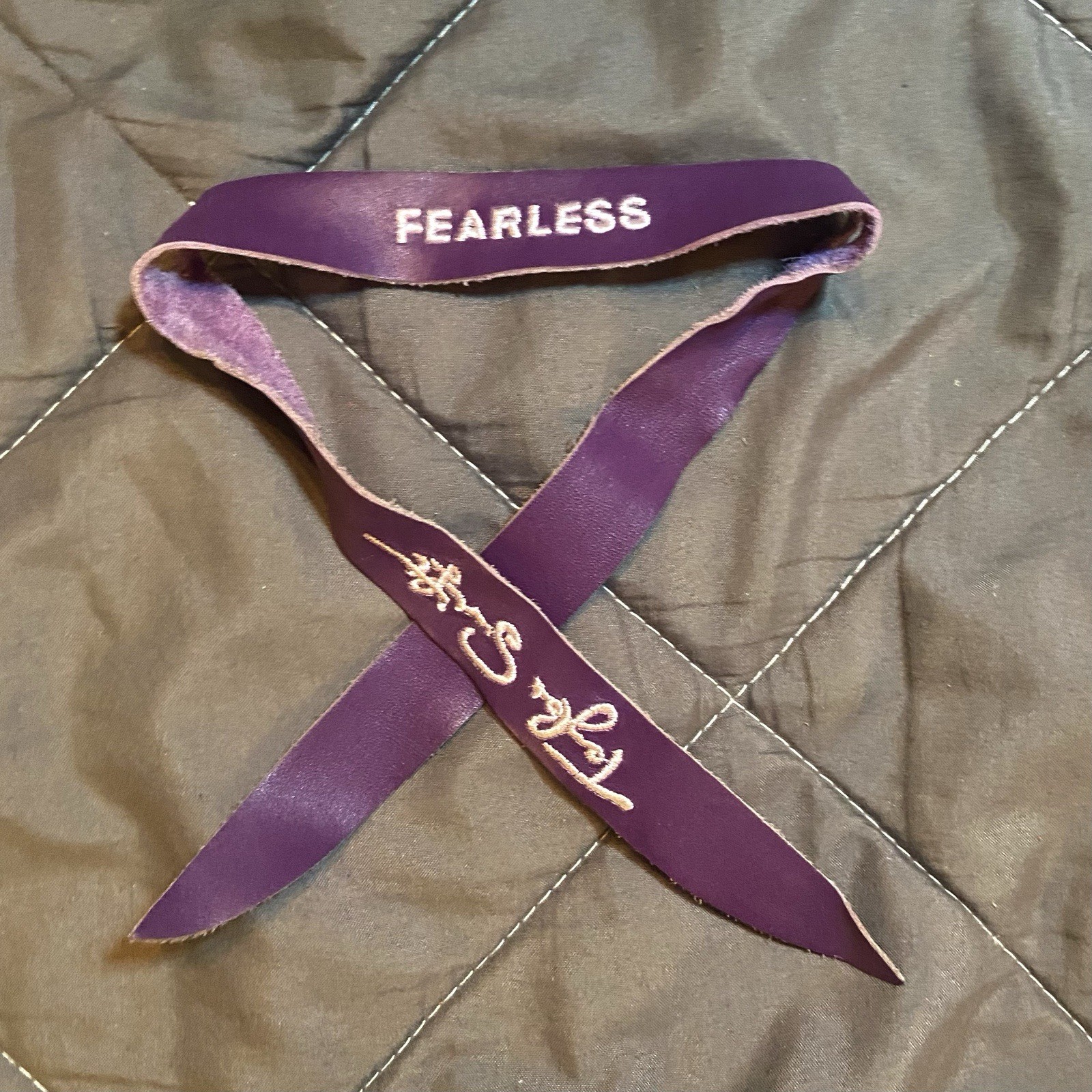 Taylor Swift “Fearless” Leather Bracelet (Purple) – Official Merch – Rare Item