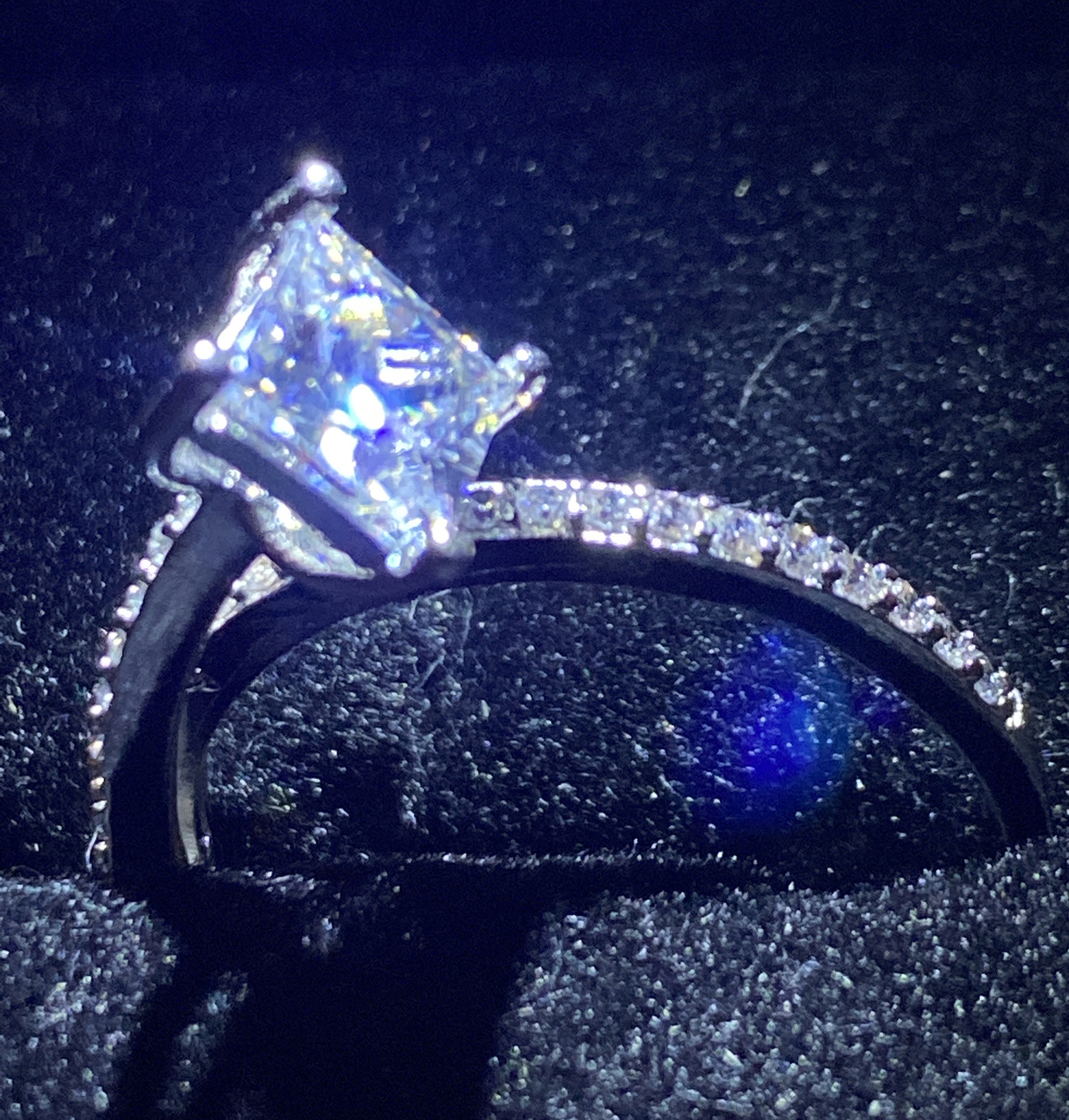 CLEAR CRYSTAL Ring. Silver.Modern Unusual Design Size S1/2. (60.5.)Sparkles
