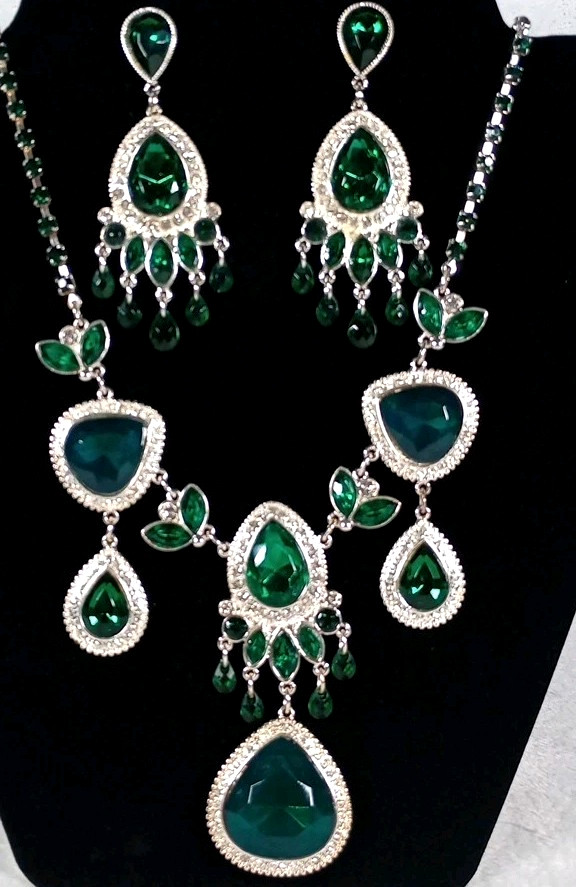 Avon Hollywood Glamour Green Rhinestone Necklace & Earrings Set Emerald Tone