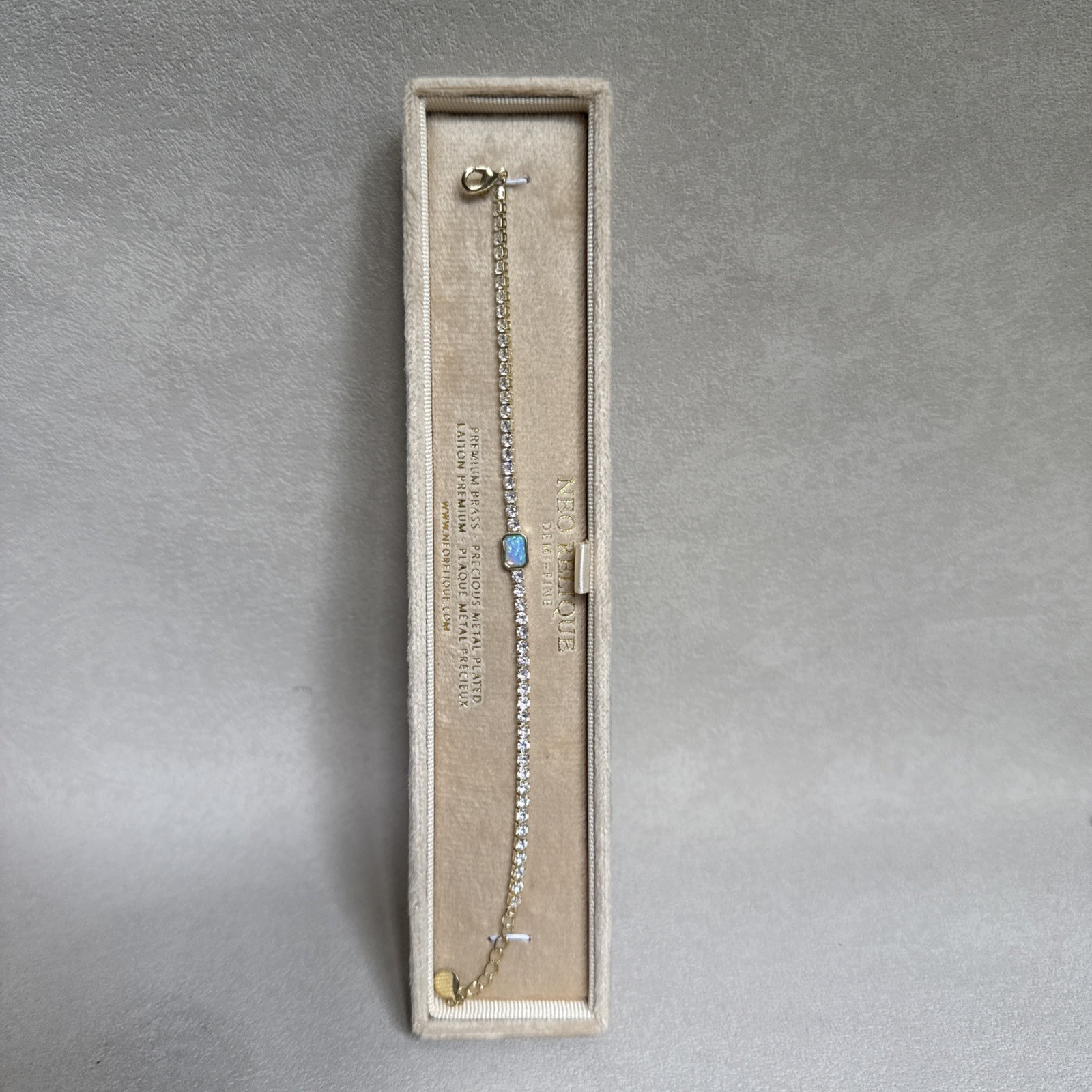 NWT Neo Relique Brass Precious Metal Plated Emerald Color Heart Bracelet