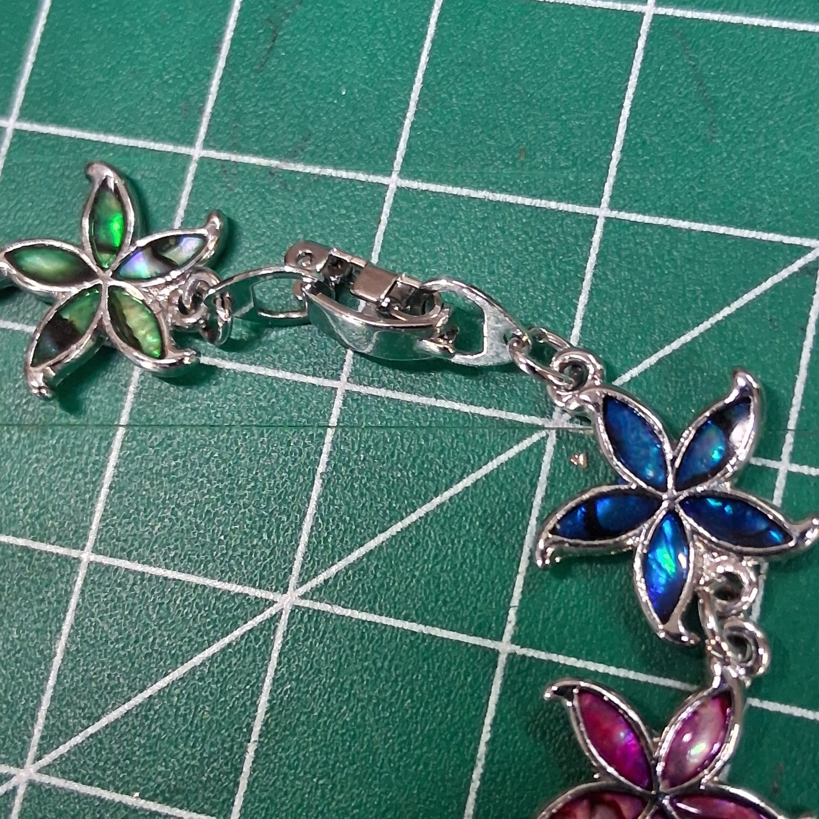 Shimmering Multicolor Linked Starfish Design Fold Over Clasp Chain Bracelet