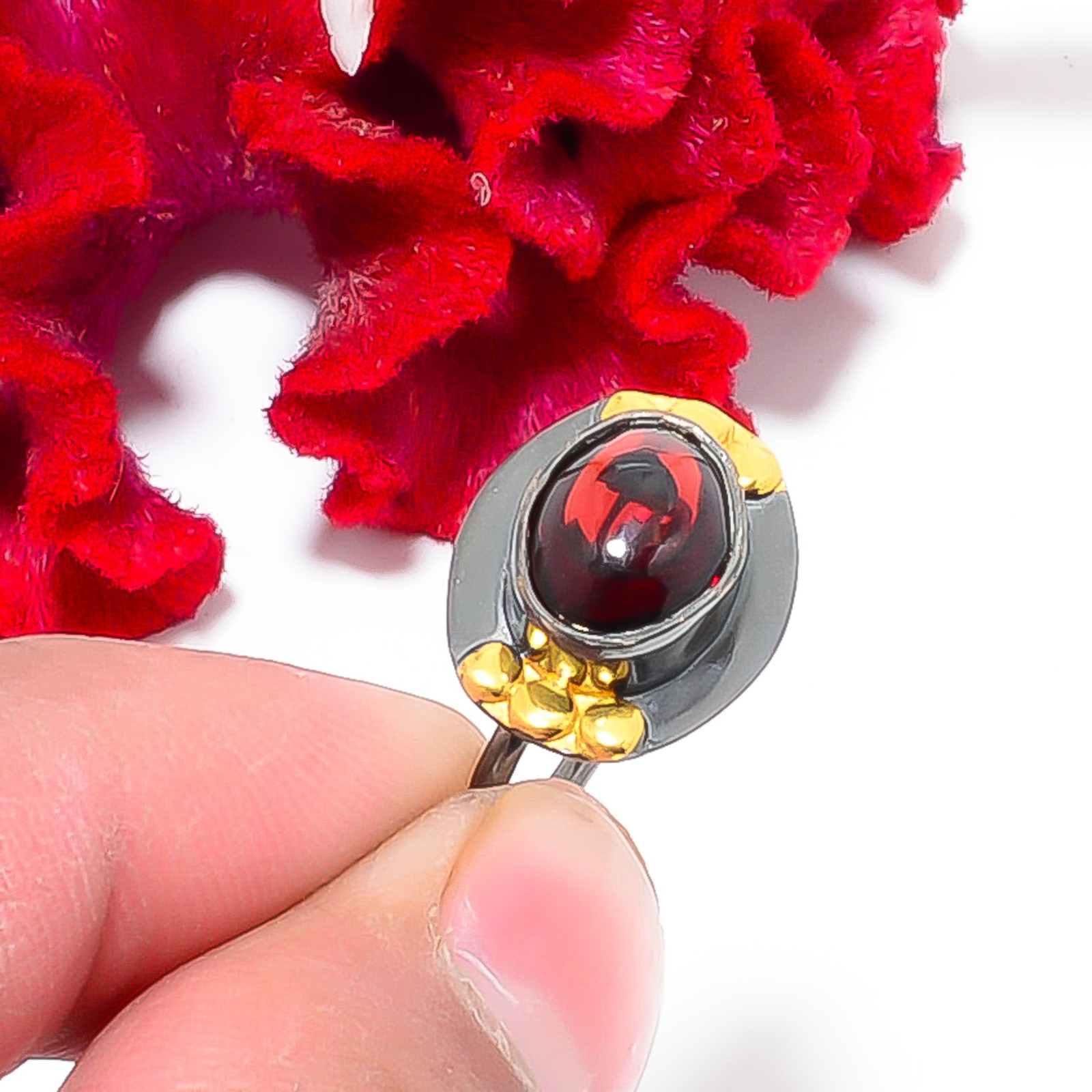 Red Garnet – Mozambique Black And Gold Plated 925 Sterling Silver Ring S.8 R4159