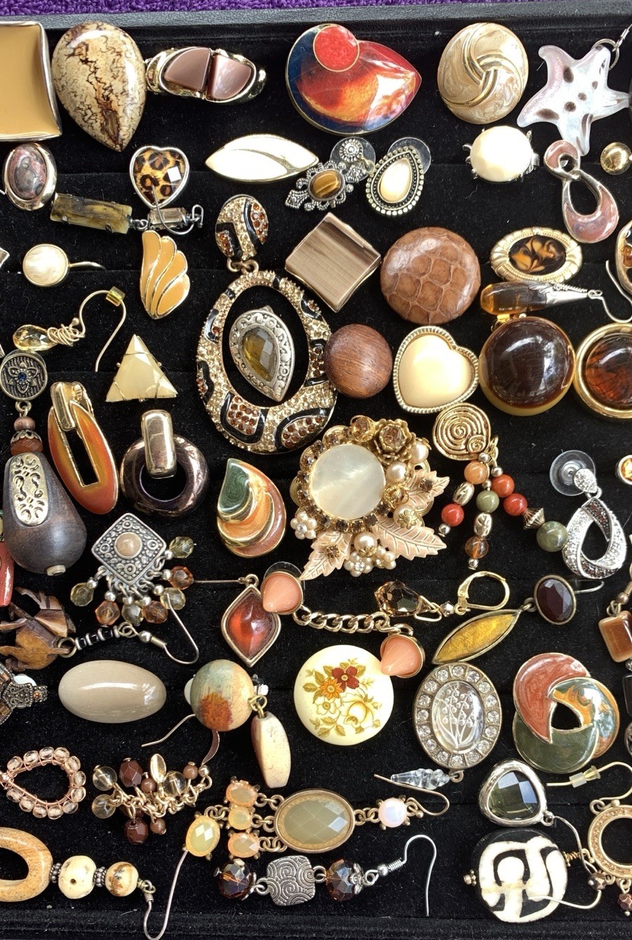 101 SINGLE “BROWN/BEIGE/EARTH COLORS”VINTAGE AND MODERN EARRINGS Lot# 74