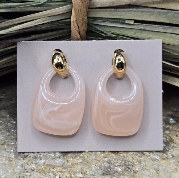 NWOT Avon 1989 Blush Hoop Pierced Earrings Pale Pink Lucite Metal Statement VTG