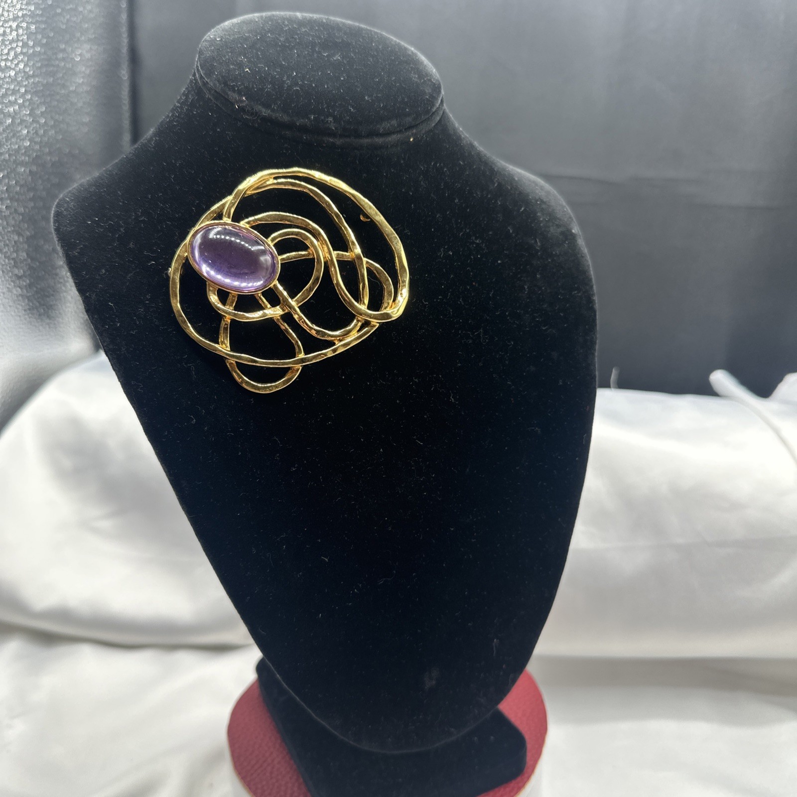 ‘92 Avon Swirl Wire Gold Tone Brooch and Earrings Set. Mint condition. See pics.