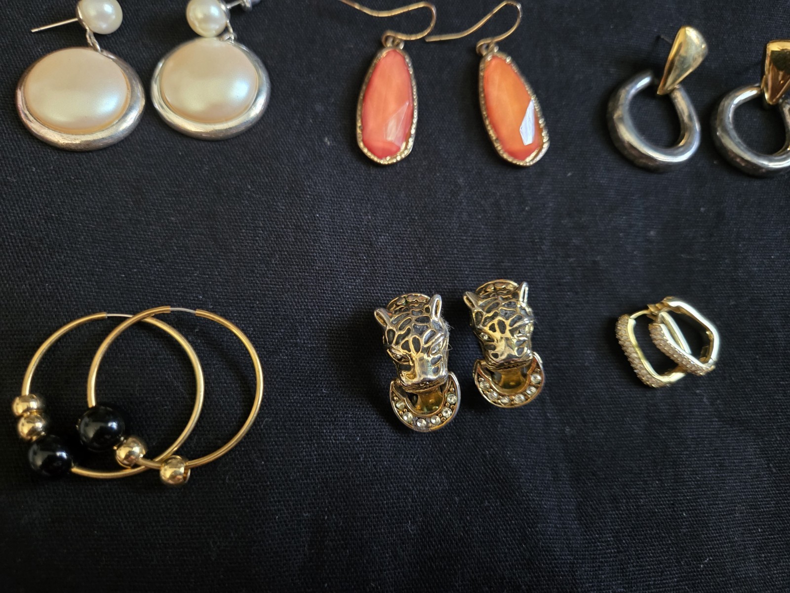 Vtg 18 Pairs Of Earrings Mixed Material Mixed Lot Dangle- Stud