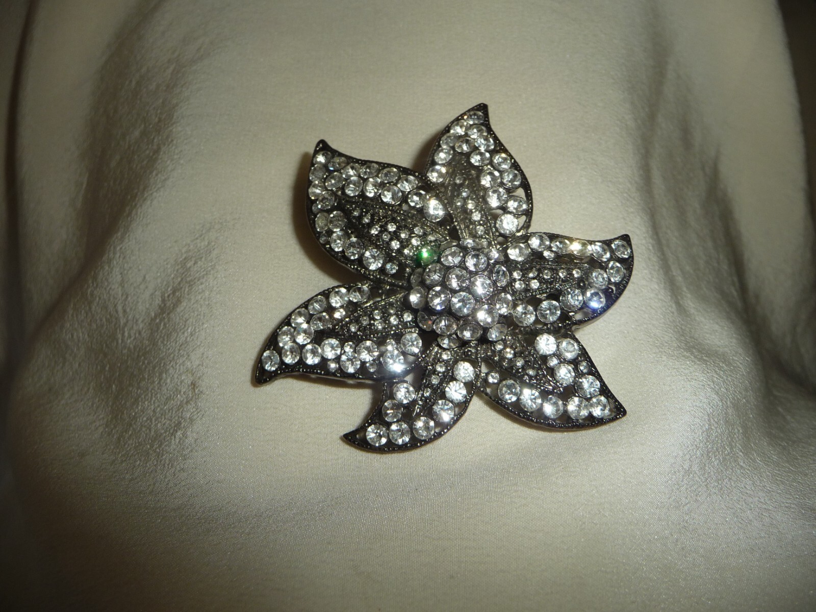 FLOWER RHINESTONE SET IN BLACK FRAME 2 1/4″ PIN #10/15A