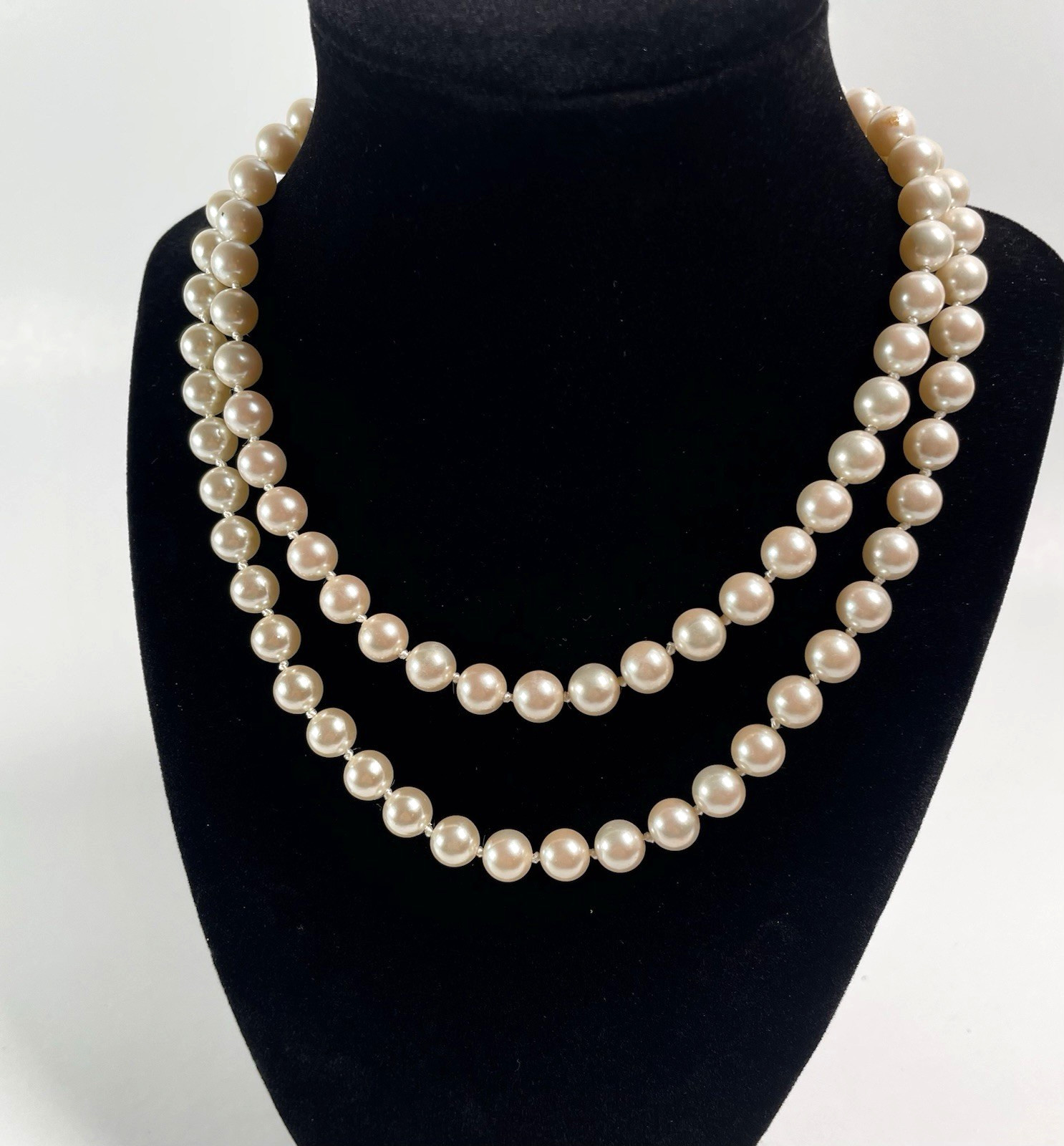 Vintage Elegant Cream White Pearl Necklace 33in Magnetic Close Jewelry