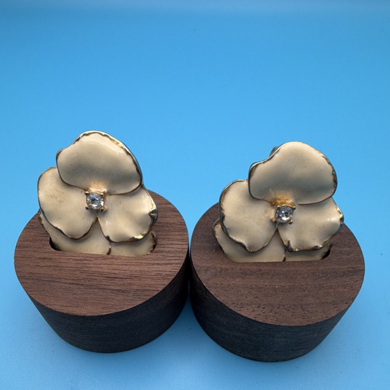 Vintage Gold Tone Metal Flower Shape Stud Clip-On Closure Earrings (Undated)