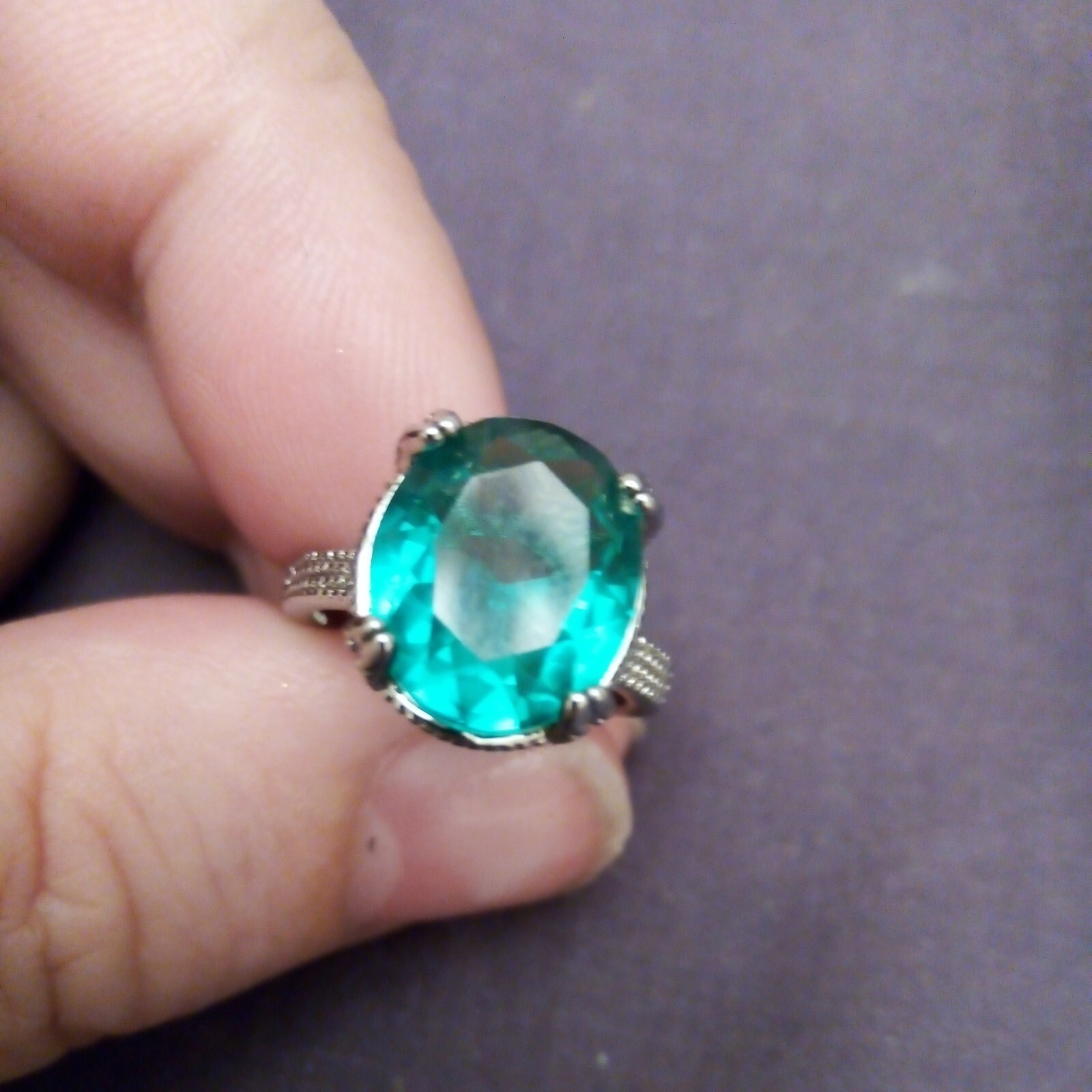 SizeUK J and USA 4.5 Possibly silver stamped 925 Green oval claw set ring