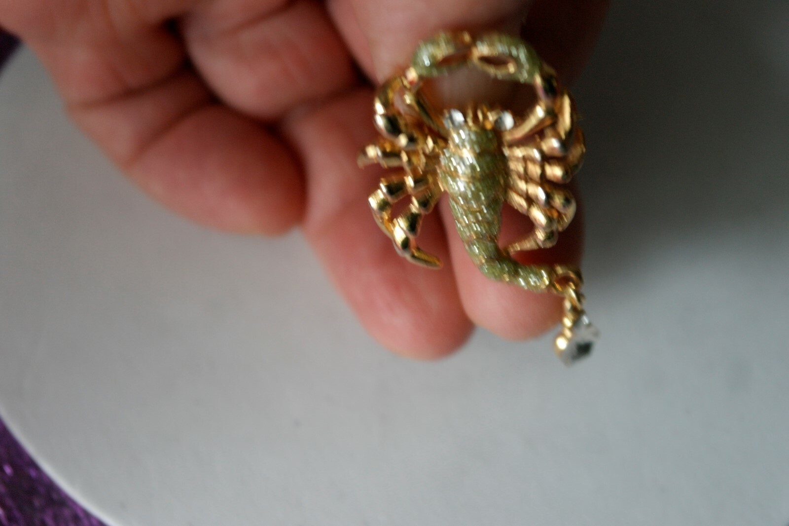 BEAUTIFUL FASHION BROOCH WITH SCORPIO 10.8 GR. 5.5 X 2.2 CM. WIDE IN GIFT BOX