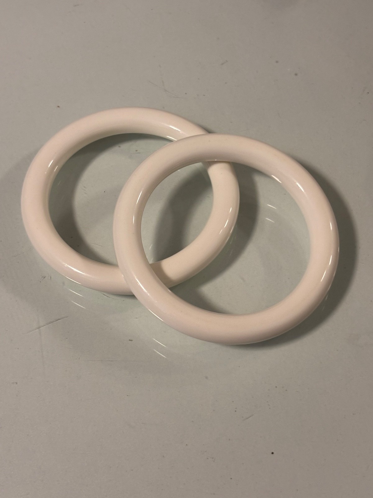 Set of 2 Ivory Lucite Fashion Bangles Women’s Stackable Bracelet Pair 🤍✨