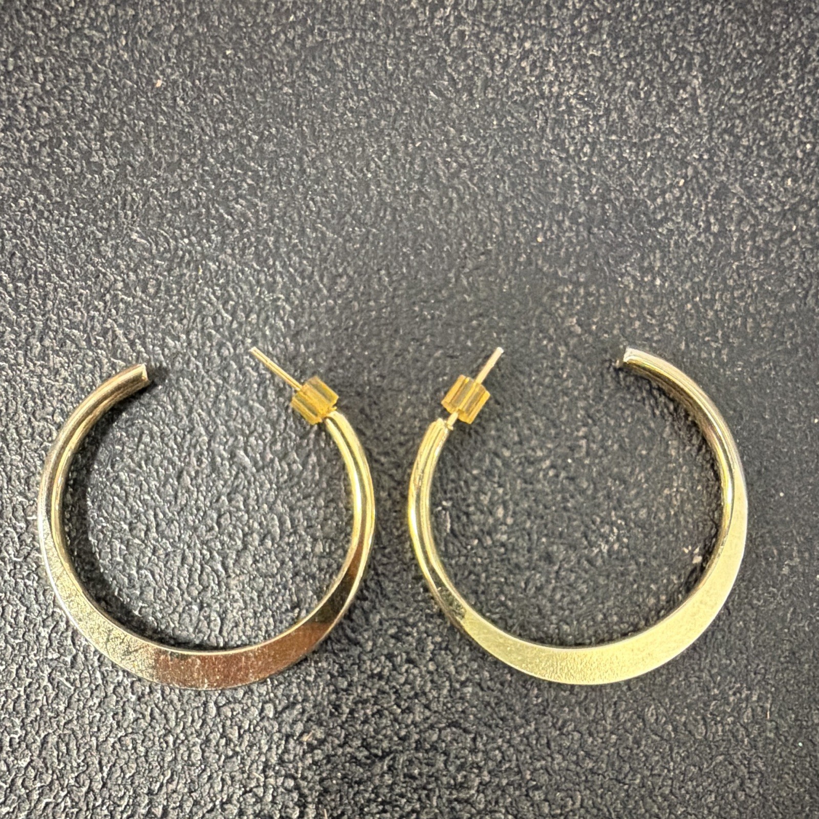 Gold Tone Pink Accent Hoop Earrings Screw Back Closure Round 1.25 in