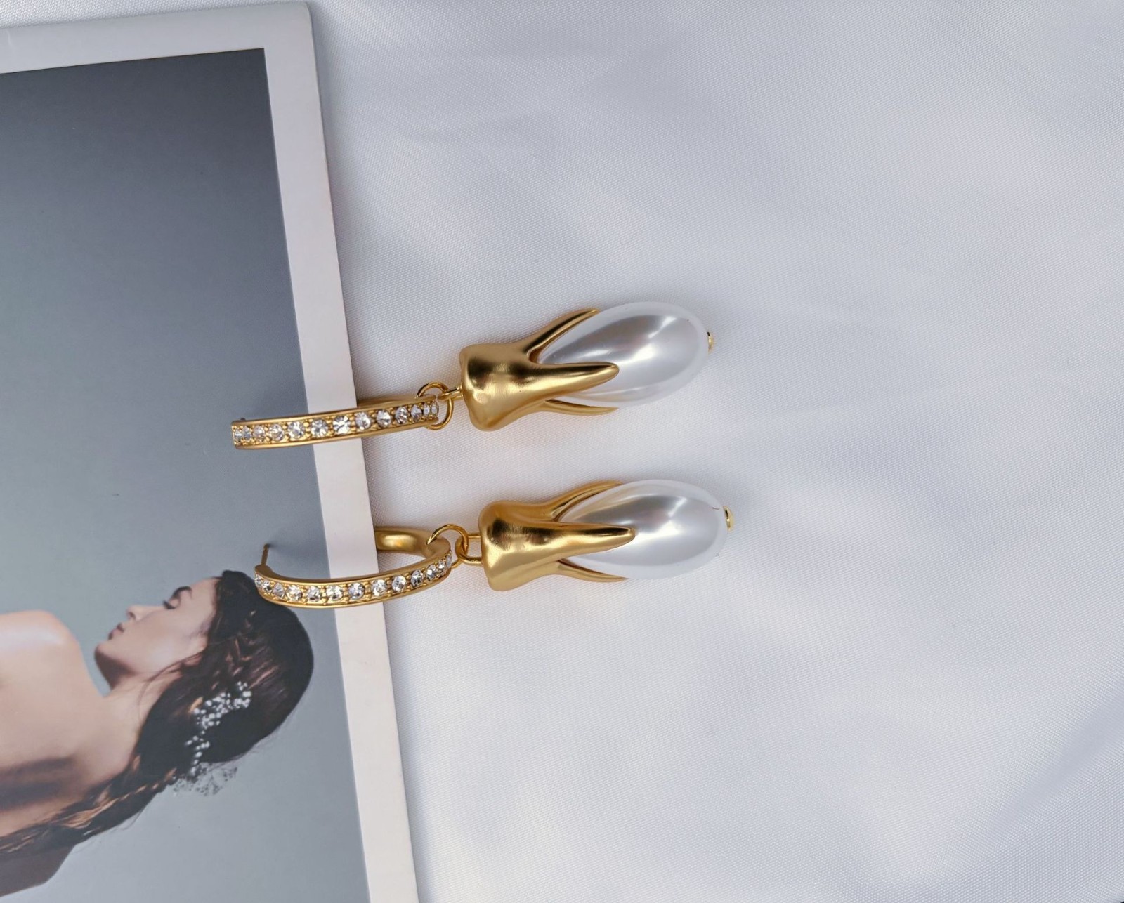 NEW AUTHENTIC High Quality Schiaparelli Baroque Pearl Rhinestone Gold Earrings