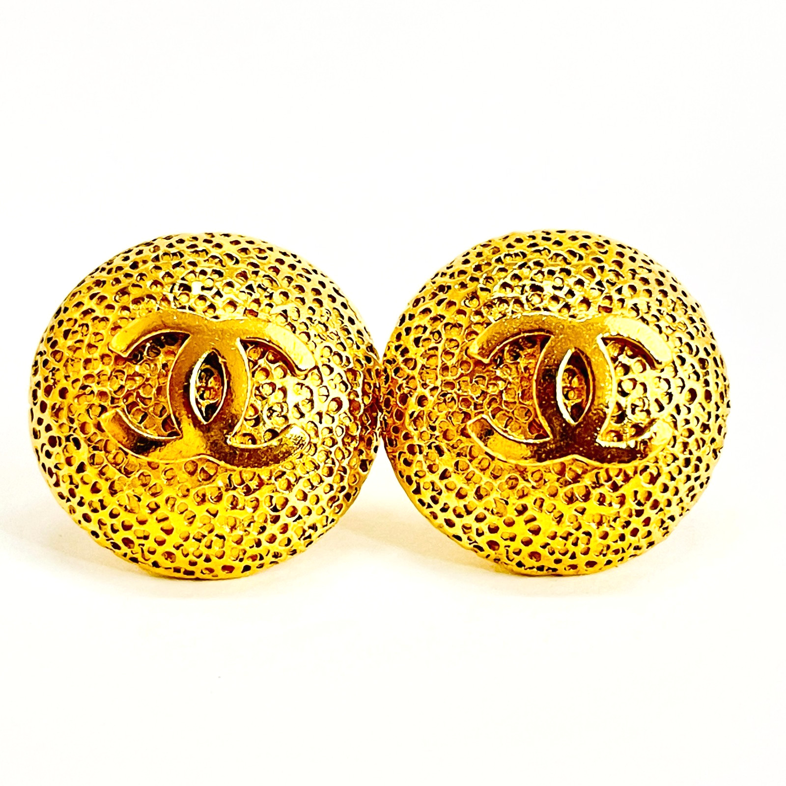 CHANEL 96P Coco Mark Logo Vintage Round Earrings Gold Plated CC Clip-On JAPAN