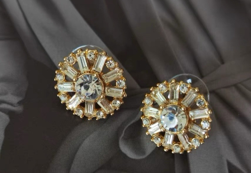 J crew Crystal Snowflake Stud Earrings Casual Formal Elegant DUTY INCL.