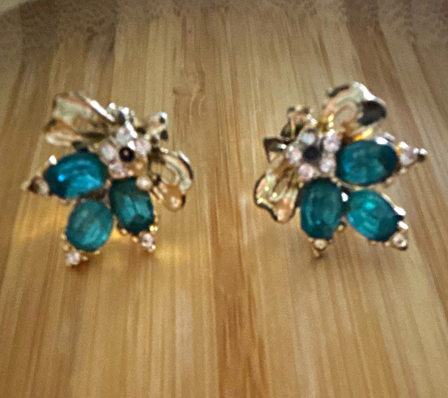 VTG Estate Gold Tone Blue Crystal Bow Screw On Earrings Set