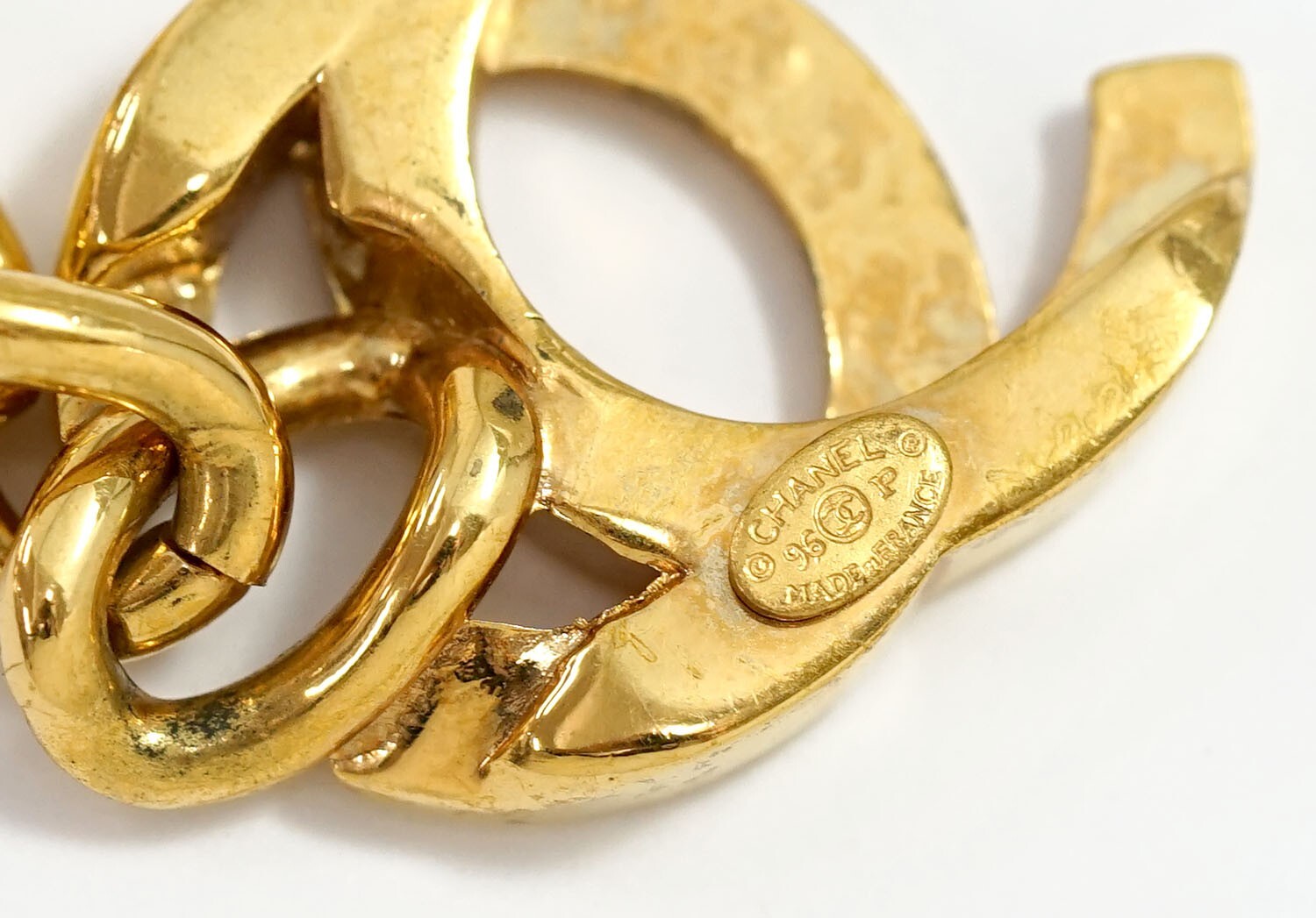 CHANEL CC Logo TurnLock Vintage Bracelet 6.7″ Gold Tone 96P Auth w/Box USED